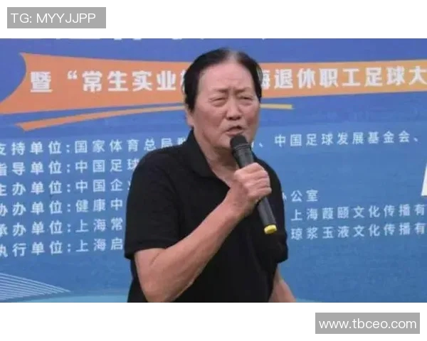 球星装扮成老人重返绿茵场 展现不老传奇的足球热情与技巧 球星装扮成老人重返绿茵场 展现不老传奇的足球热情与技巧